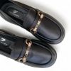 Εικόνα της Loafers ματ με χρυσή λεπτομέρεια και τρακτερωτή σόλα 